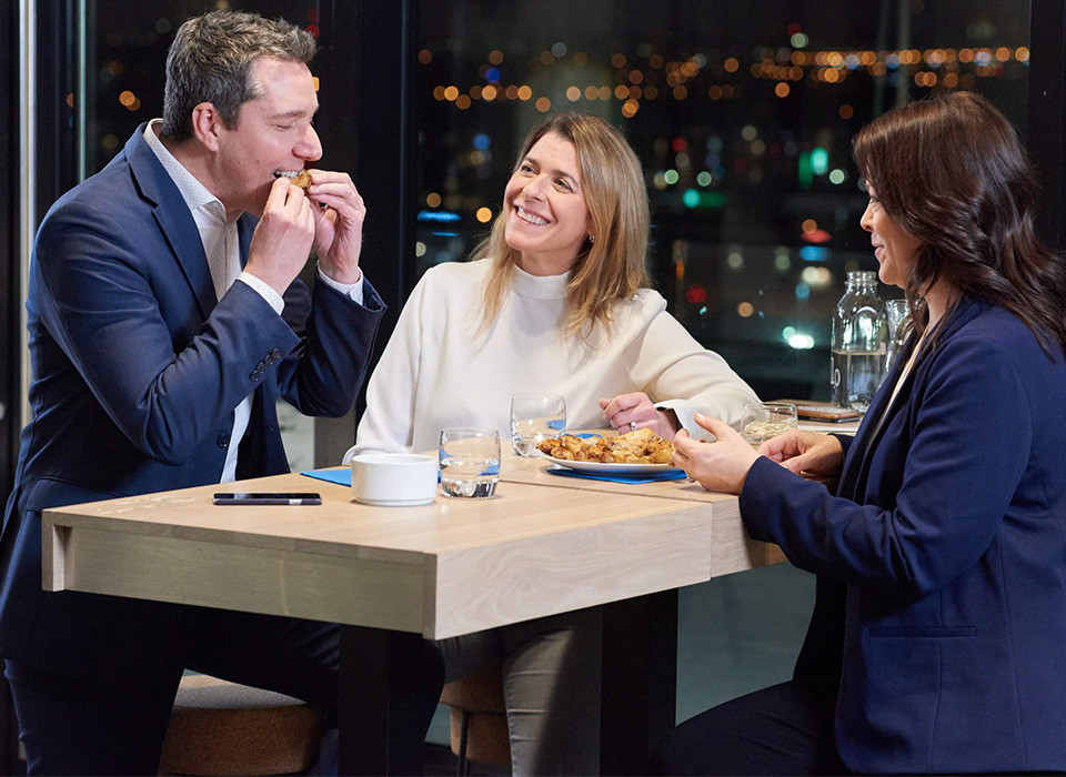 Le service alimentaire d'Olymel est servi dans un restaurant.